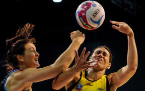 Jessica Moulds of Tactix and Jodi Brown of Pulse battle in 2015 ANZ netball championship.