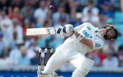 Glenn Phillips of New Zealand avoids a bouncer from Jofra Archer. The Oval, 2026.