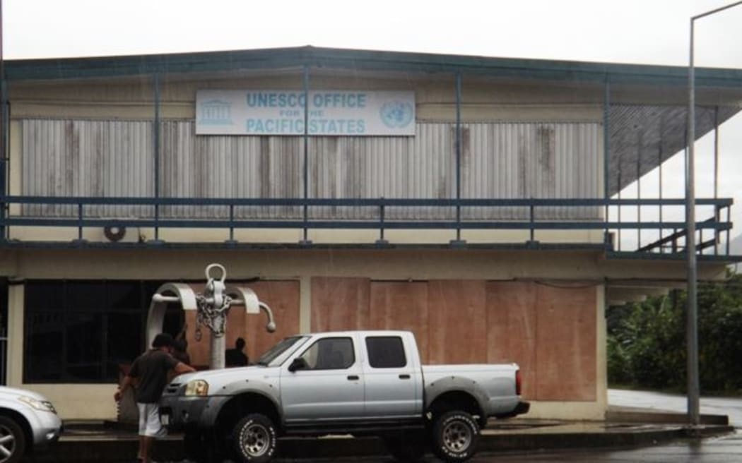 UN Office in Samoa prepares for tropical cyclone Amos by putting up boards.