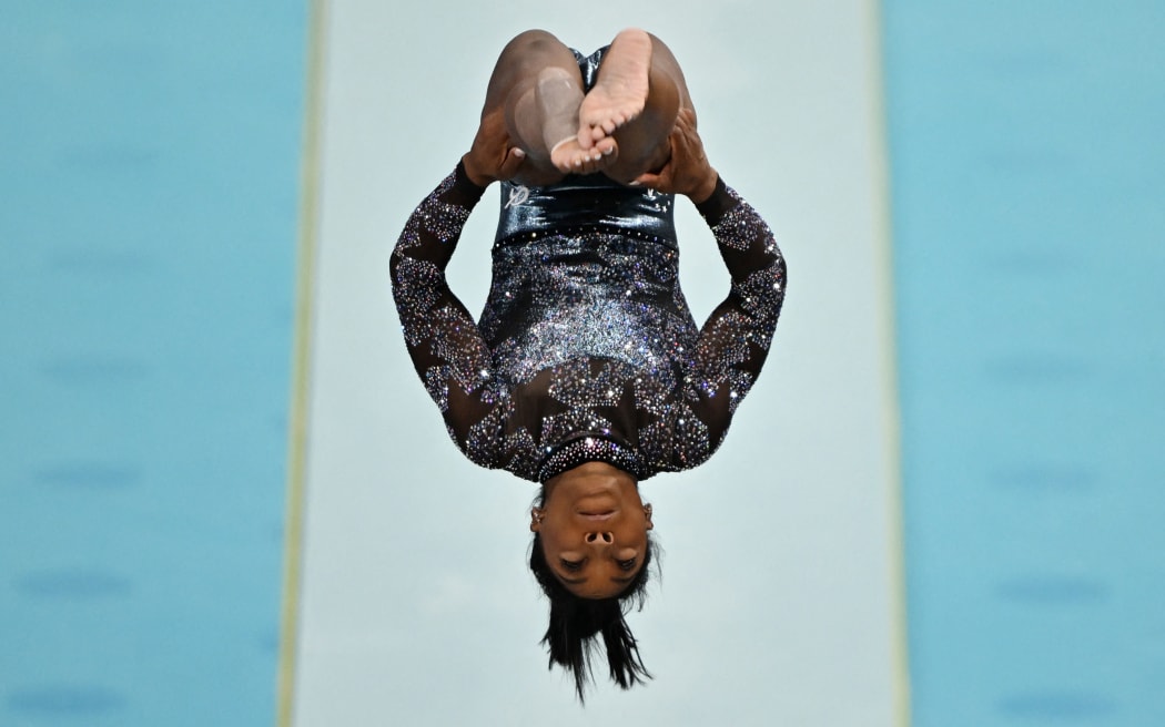 Simone Biles de Estados Unidos actúa durante la Bóveda de Gimnasia Artística Femenina en el Percy Arena de París, Francia, el 28 de julio de 2024. (The Yomiuri Shimbun) (Foto de Kaname Muto / Yomiuri / The Yomiuri Shimbun vía AFP)