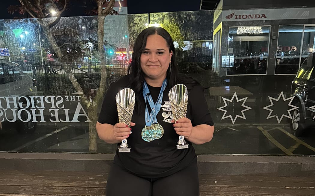 Taranaki woman Ashleigh Hoeta has broken the world bench press record.