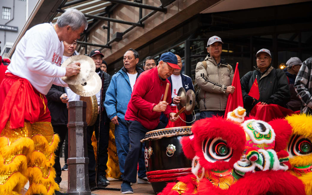 Members of Wellington's Chinese community welcoming Premier Li Qiang