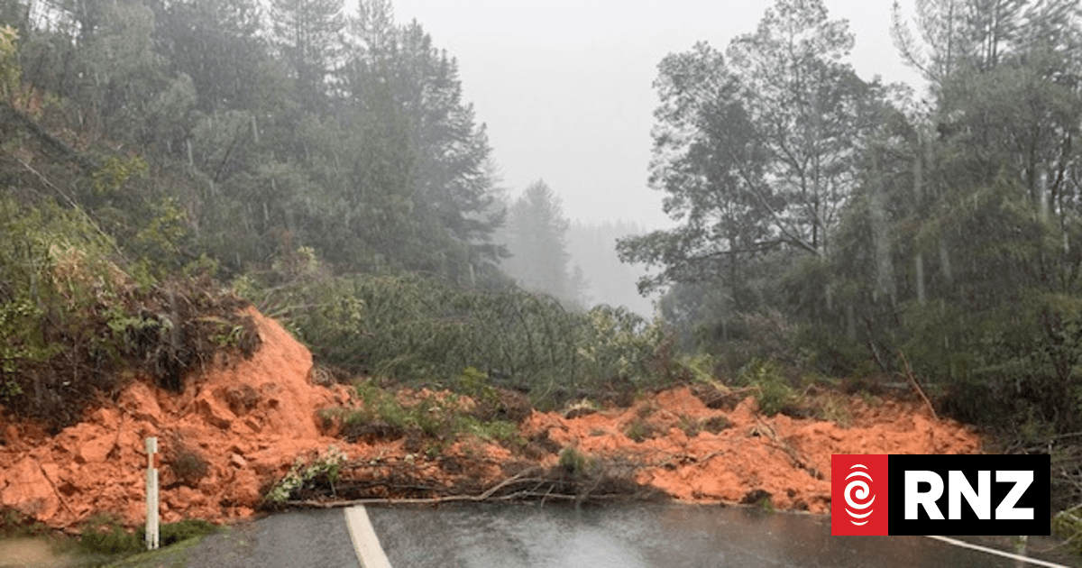 Heavy rain closes roads and strands travellers in Coromandel | RNZ