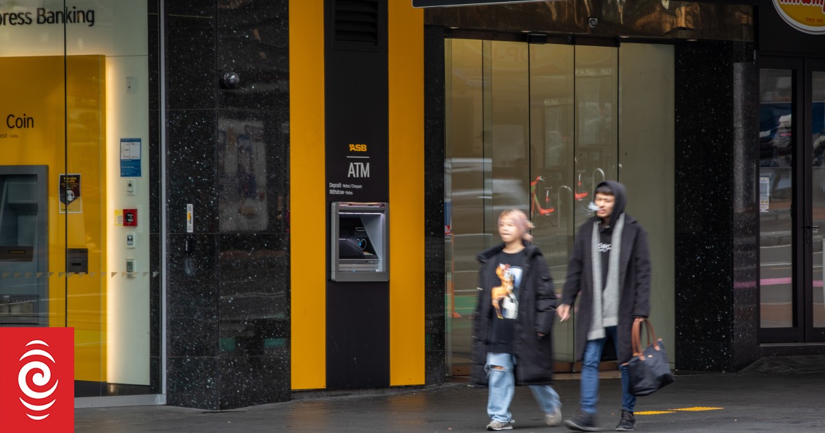 Zamknięcie pięciu oddziałów ASB niepokoi starszych klientów