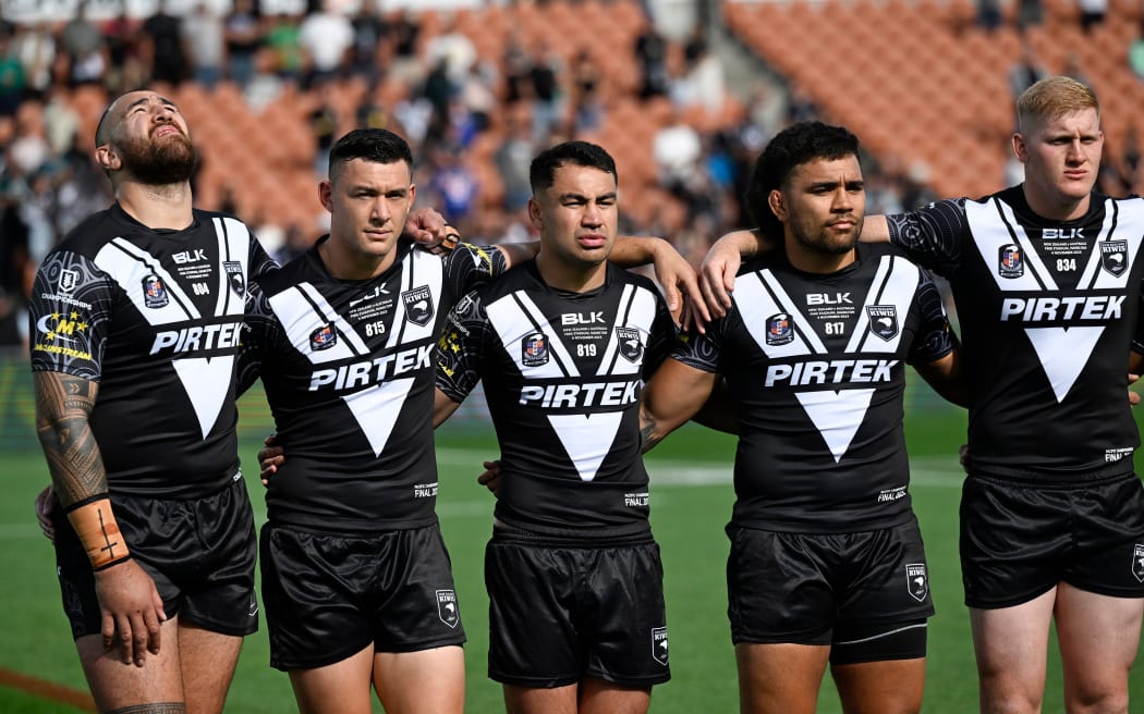 New Zealand Kiwis during the national anthems.
Nelson Asofa-Solomona of New Zealand, Joseph Manu of New Zealand, Jahrome Hughes of New Zealand, Isaiah Papali'i of New Zealand and Griffin Neame of New Zealand.
Pacific Championships Cup Grand Final New Zealand v Australia. FMG Stadium Waikato. Hamilton, New Zealand. Saturday 4 November 2023. © Photo: Andrew Cornaga / www.photosport.nz