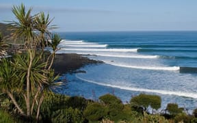 Raglan surf break