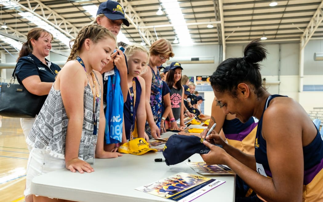Maria Lutua signs autographs for Lightning fans.