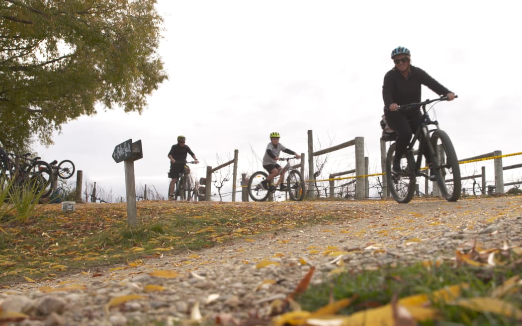 Lake Dunstan Trail in Central Otago.