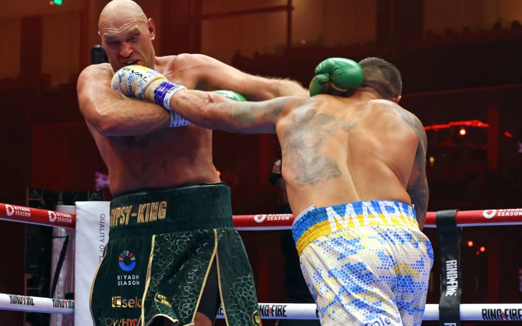 El ucraniano Oleksandr Usyk (R) lucha contra el británico Tyson Fury durante su campeonato mundial de boxeo de peso pesado en el Kingdom Arena el 19 de mayo de 2024 en Riad, Arabia Saudita.  Oleksandr Usyk derrotó a Tyson Fury por decisión dividida para ganar el segundo título mundial de halterofilia.  El 19 de mayo de 2024, una hazaña sin precedentes en la era de los cuatro cinturones del boxeo.  (Foto de Fayez NURELDINE / AFP)