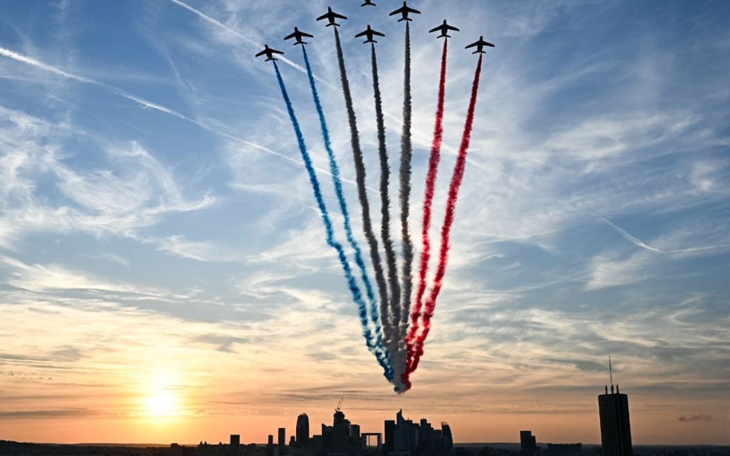 Esta foto tomada desde el Arco de Triunfo muestra al equipo de vuelo acrobático de élite de la Fuerza Aérea Francesa. 