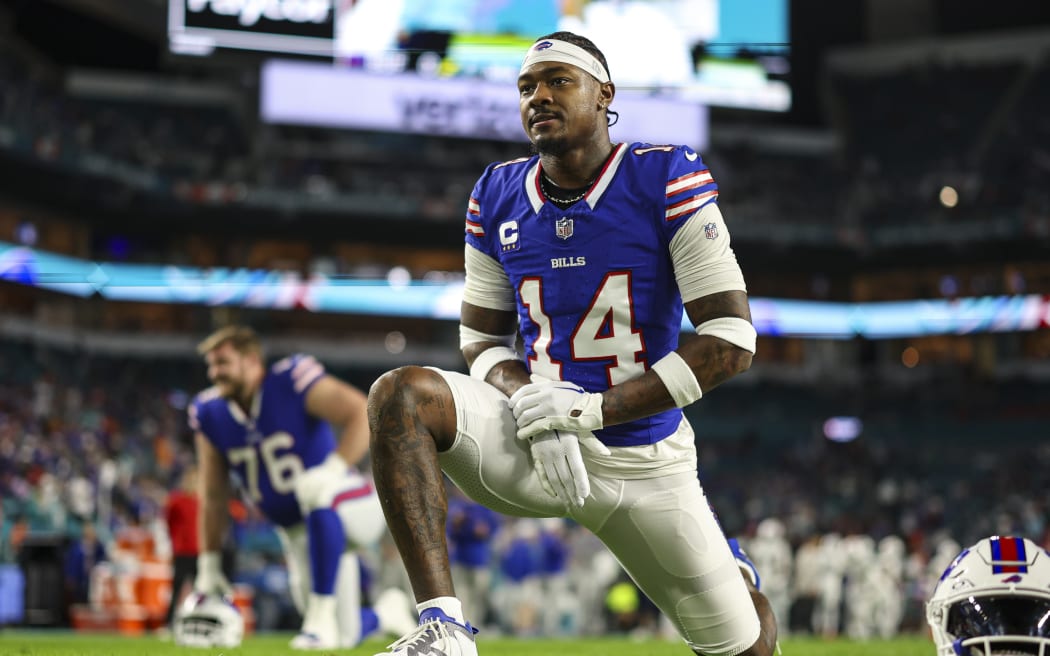 布法羅比爾隊的 14 號球員史蒂芬·迪格斯 (Stefon Diggs) 正在熱身。