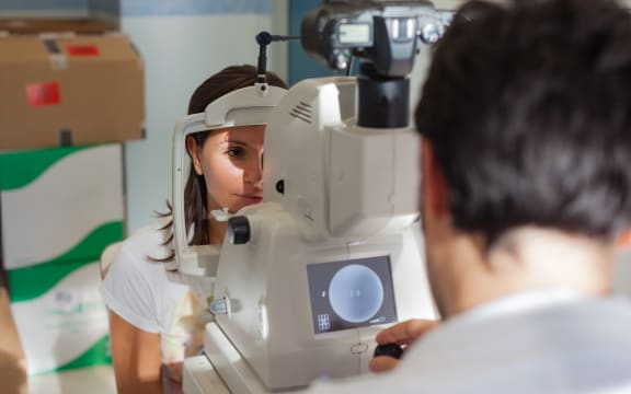 An opthalmologist examines a young girl (file photo)