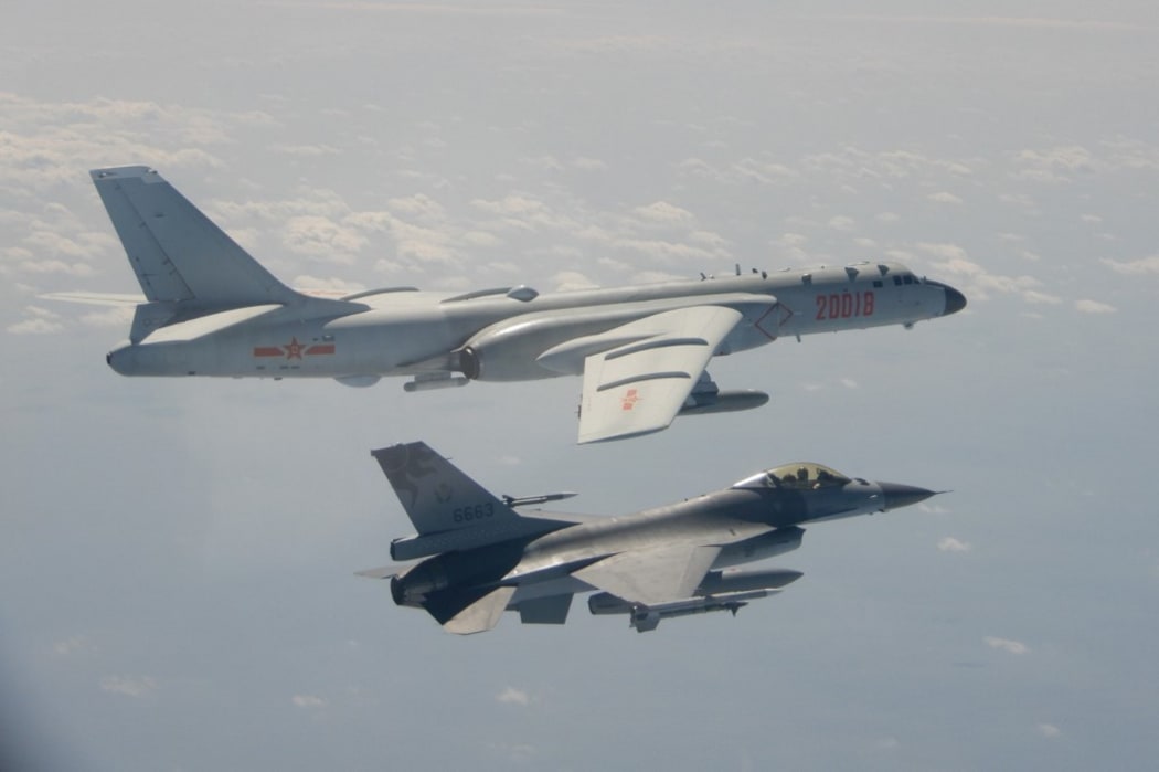 A Taiwanese F-16 fighter jet flying next to a Chinese H-6 bomber (top) in Taiwan's airspace. - Taiwan said it scrambled fighter jets on February 10 after Chinese military aircraft briefly crossed into its airspace.