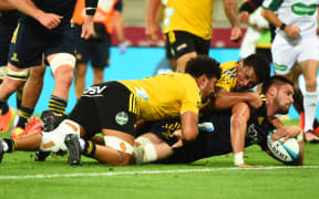 Highlanders Manaaki Selby-Rickit scores a try against the Hurricanes