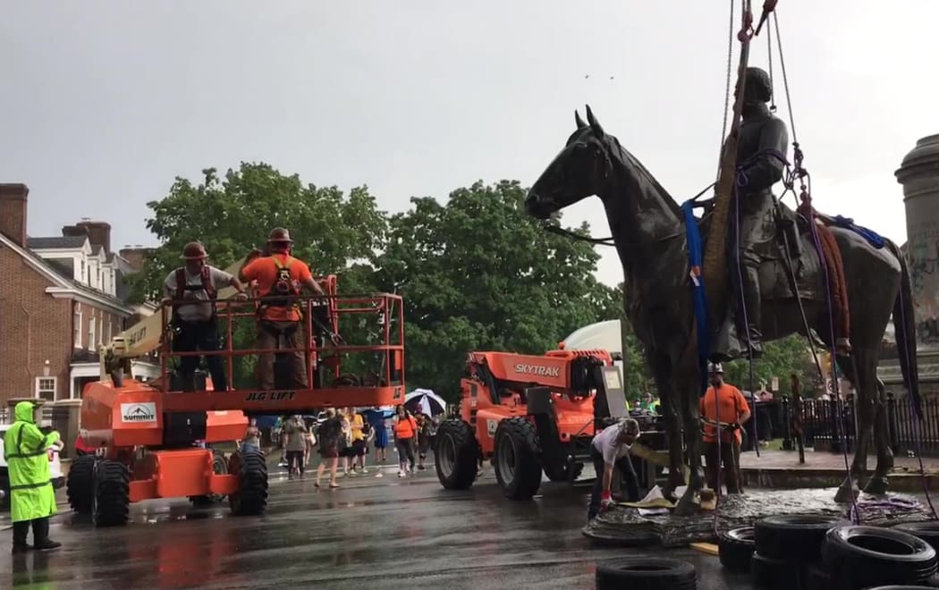 6278566 02.07.2020 People watch as crews take down the statue to Confederate general Stonewall Jackson in Richmond, Virginia, the United States. Mayor Levar Stoney ordered the removal of all Confederate statues from city land.