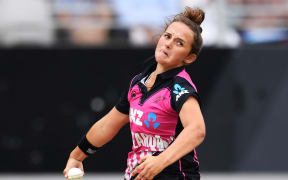 Amelia Kerr bowling.