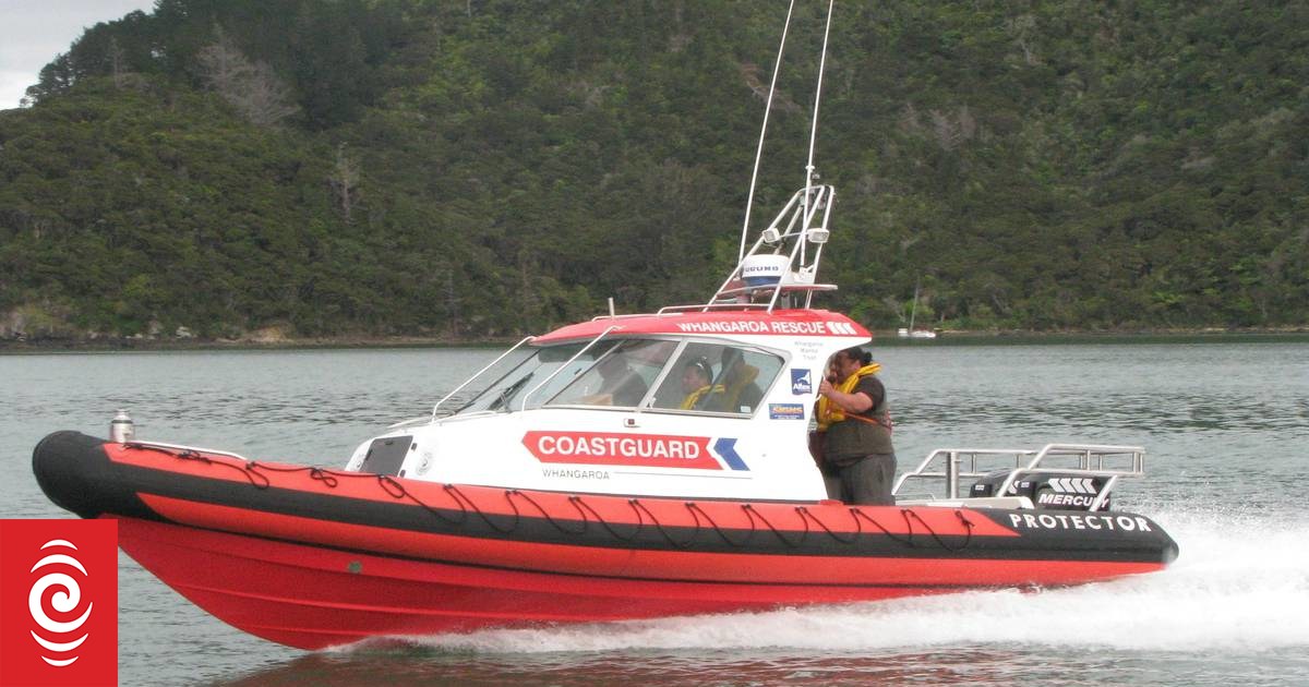 Group swim to rocks, scale cliff after boat flips in Far North - Vimarsana News