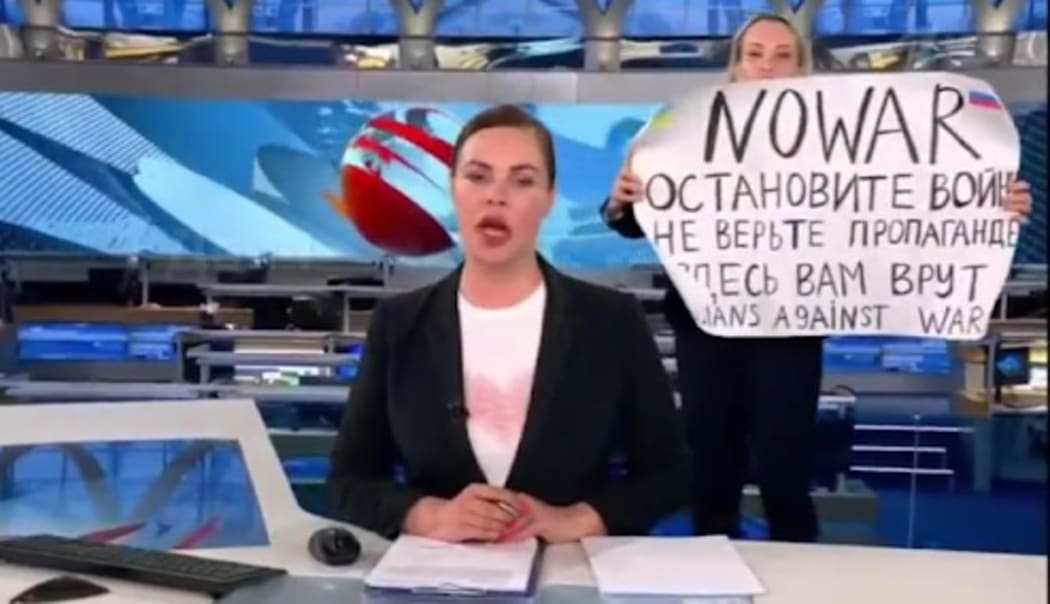 Maria Ovsyannikova interrupts live TV news in Russia with a sign saying :"Stop the war, don’t believe the propaganda.”