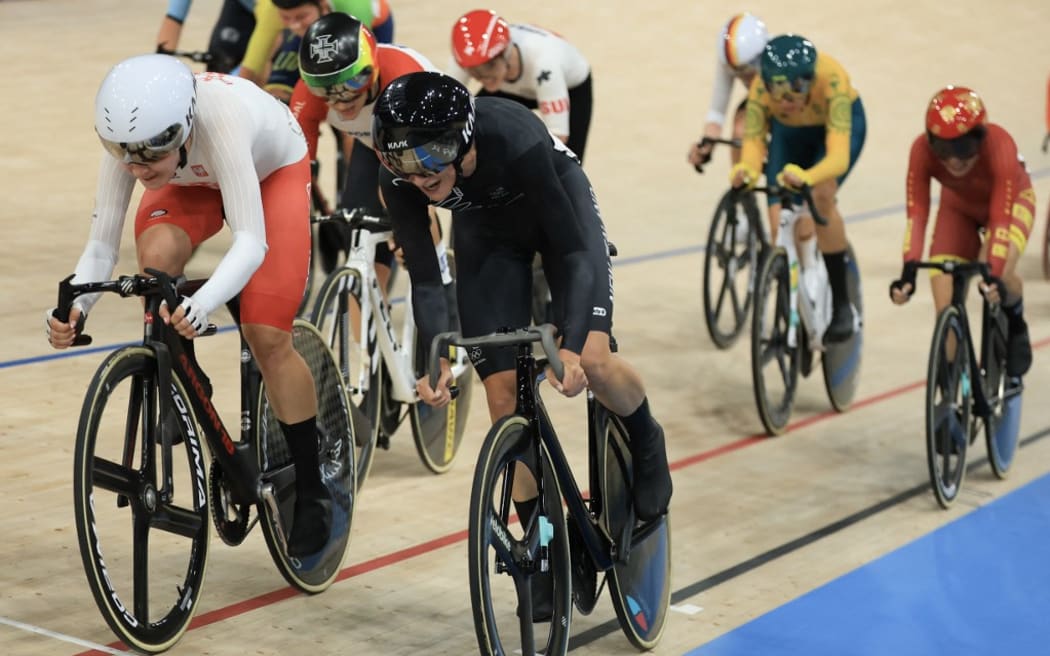 Poland's Daria Pikulik (L) cycles ahead of New Zealand's Ally Wollaston (R) for second and third place consecutively, in the women's track cycling omnium points race of the Paris 2024 Olympic Games at the Saint-Quentin-en-Yvelines National Velodrome in Montigny-le-Bretonneux, south-west of Paris, on August 11, 2024. (Photo by Emmanuel DUNAND / AFP)