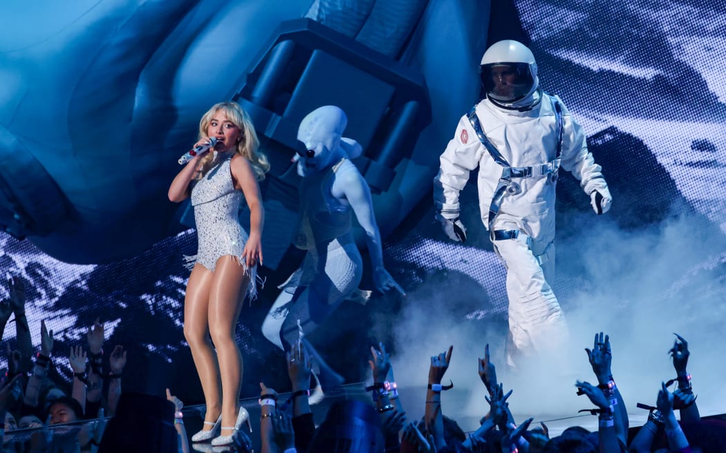 ELMONT, NEW YORK - SEPTEMBER 11: Sabrina Carpenter performs on stage during the 2024 MTV Video Music Awards at UBS Arena on September 11, 2024 in Elmont, New York.   Michael Loccisano/Getty Images for MTV/AFP (Photo by Michael loccisano / GETTY IMAGES NORTH AMERICA / Getty Images via AFP)