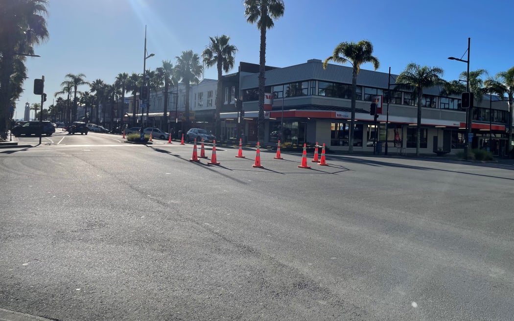 The temporary roundabout at the Peel Street and Gladstone Road intersection replaced the traffic lights since 19 February, when the control box short-circuited after too much water got into it.
