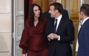 New Zealand's Prime Minister Jacinda Ardern (L) and French President Emmanuel Macron arrive for a joint news conference at the Elysee Palace in Paris on April 16, 2018.    / AFP PHOTO / POOL / CHARLES PLATIAU
