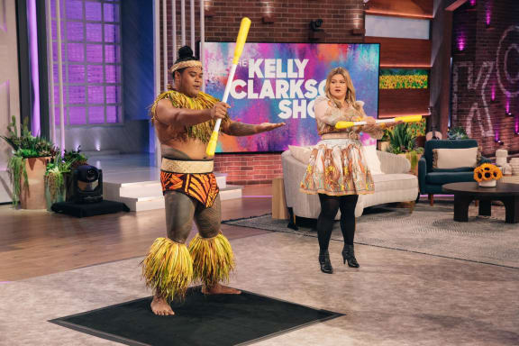 Siva Afi world champion Mikaele Oloa teaching American musician and tv personality Kelly Clarkson the basics of the traditional Samoan fire knife dancing.