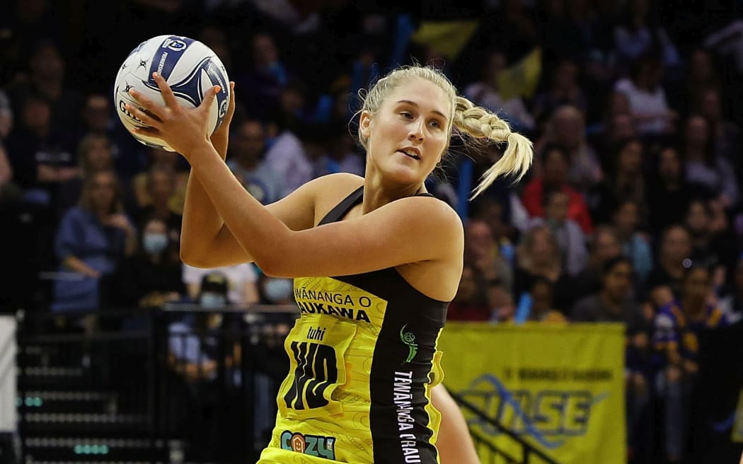 Pulse's Maddy Gordon during the Wellington Pulse vs Tactix netball Premiership game at the TSB Arena in Wellington. 24 April 2022