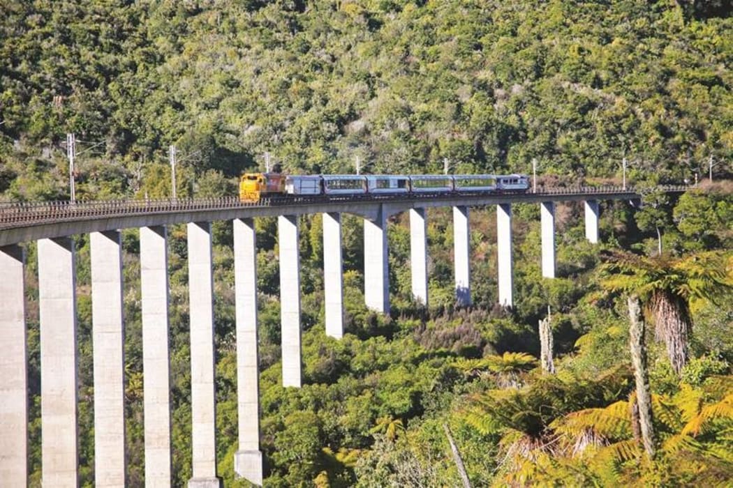 Northern Explorer crossing the Hapuwhenua Viaduct