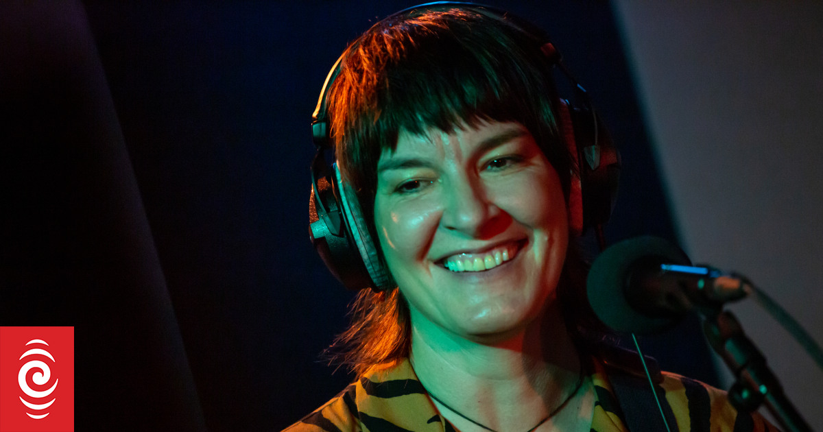 Music 101 Live Session: Jen Cloher | RNZ