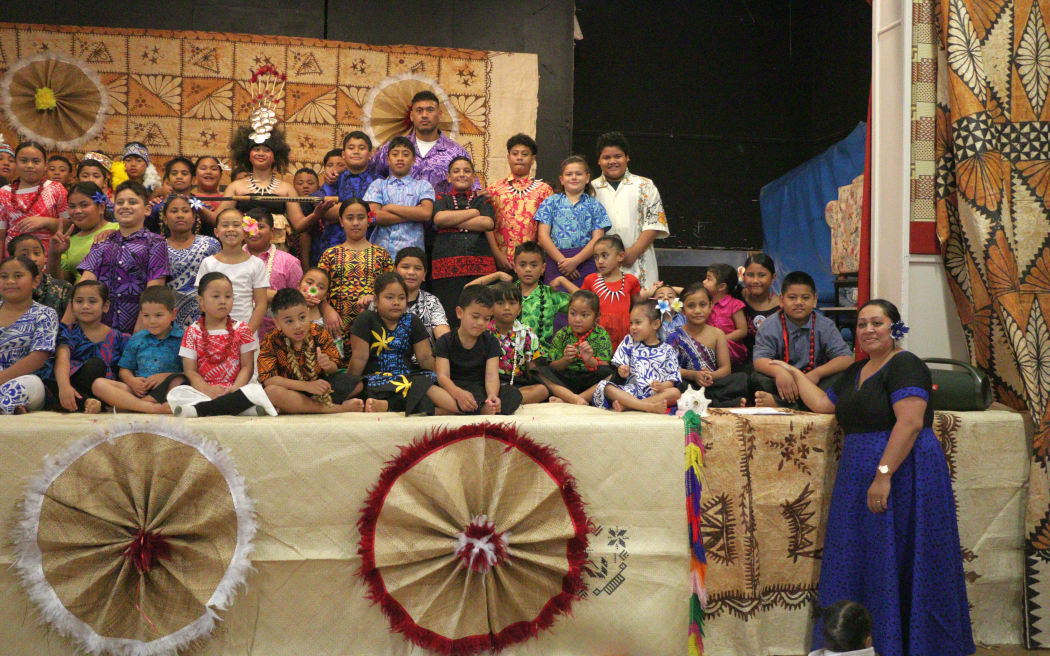 Jane Tauiliili and the students of Tava'e -the bilingual Samoan unit