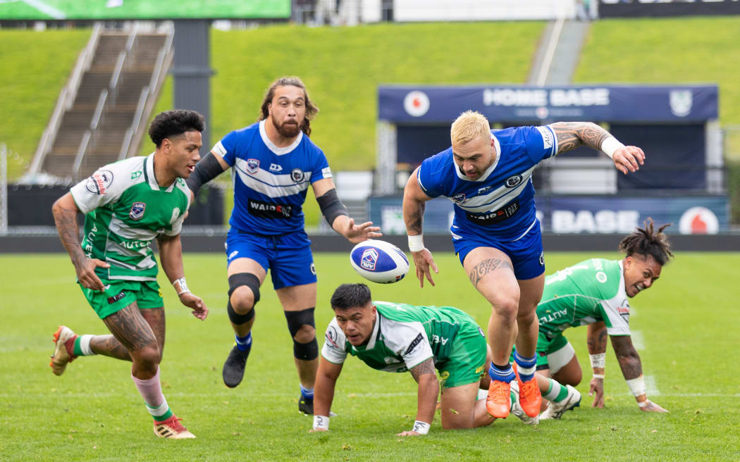 The Glenora Bears and Pt Chevalier Pirates in action in the 2022 Fox Memorial Final in Auckland.