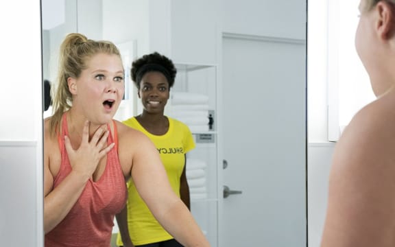 Amy Schumer and Sasheer Zamata in I Feel Pretty.