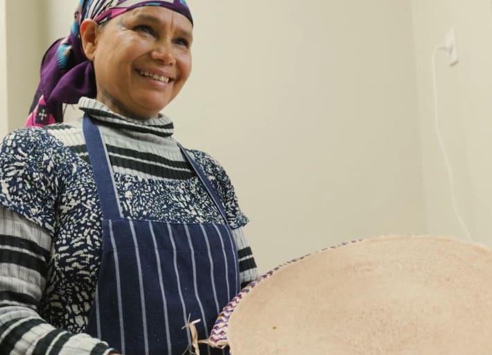 Gitbe Sharew making injera at Gujo in Auckland.