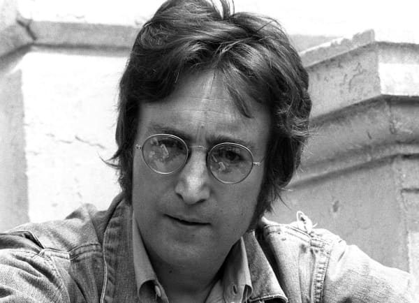 Music legend John Lennon and his wife Yoko Ono pose for photographers in Cannes 17 May 1971 where he presented his movies 'Apotheosis' and 'The Flu'.

Le célèbre musicien et chanteur John Lennon pose pour les photographes le 17 mai 1971 à Cannes où il s'est rendu à l'occasion du Festival du Film. Le chanteur des Beatles a été assassiné le 08 décembre 1980 à New York, à l'âge de 40 ans. (Photo by AFP)