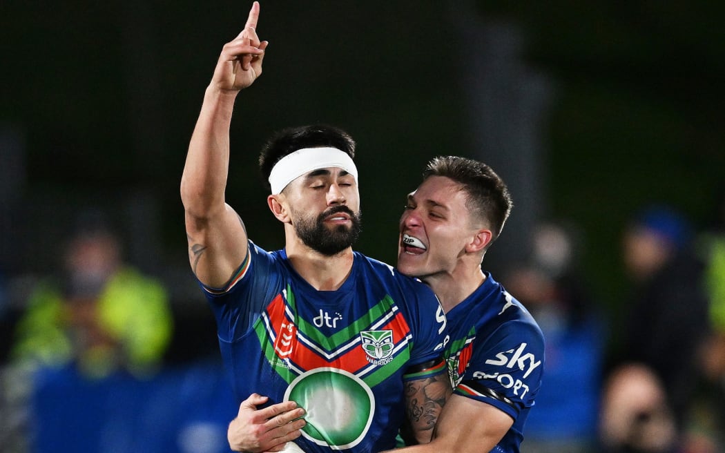 Warriors player Luke Metcalf celebrates with Shaun Johnson