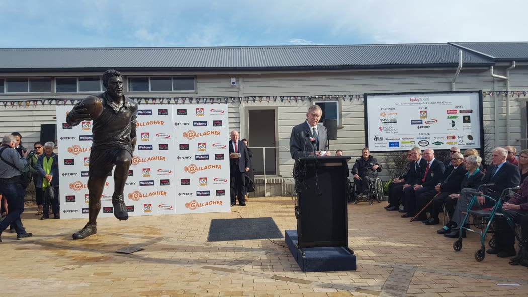A bronze statue of All Black legend, Sir Colin Meads, has been unveiled in Te Kuiti.