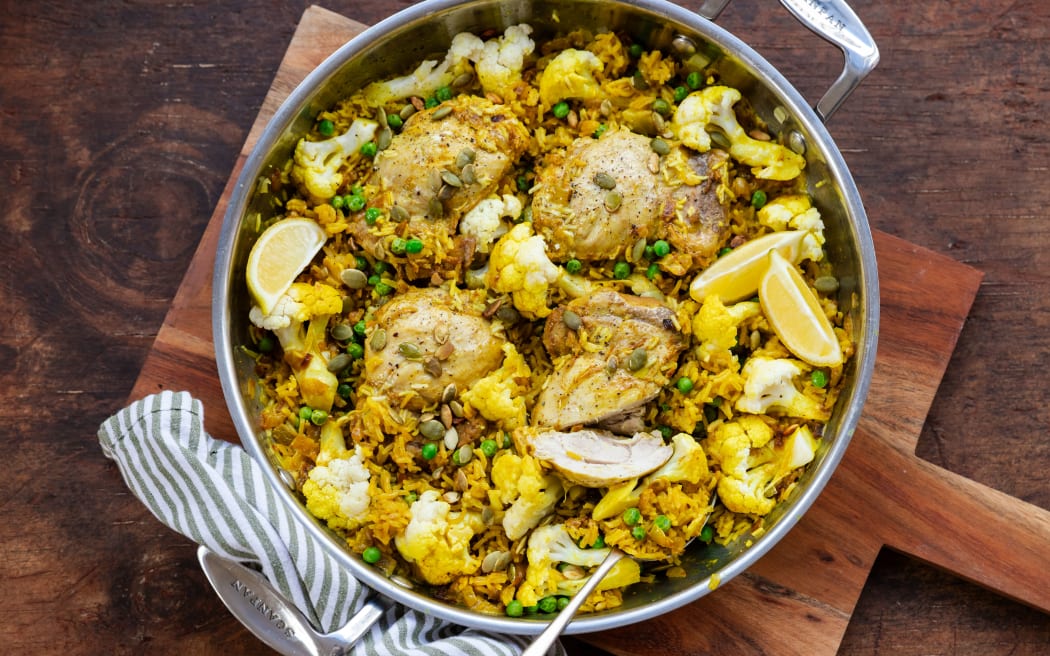 Easy Eats: One-pan curried chicken and rice with cauliflower | RNZ
