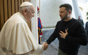 This photo taken and issued as a handout on May 13, 2023 by the Vatican Media shows Pope Francis greeting Ukrainian President Volodymyr Zelensky upon his arrival for a private audience in The Vatican. Ukrainian President Volodymyr Zelensky arrived in Rome on May 13 for meetings with President of Italy Sergio Mattarella, Prime Minister Giorgia Meloni and Pope Francis in his first visit to Italy since Russia's invasion. (Photo by Handout / VATICAN MEDIA / AFP) / RESTRICTED TO EDITORIAL USE - MANDATORY CREDIT "AFP PHOTO / VATICAN MEDIA" - NO MARKETING NO ADVERTISING CAMPAIGNS - DISTRIBUTED AS A SERVICE TO CLIENTS