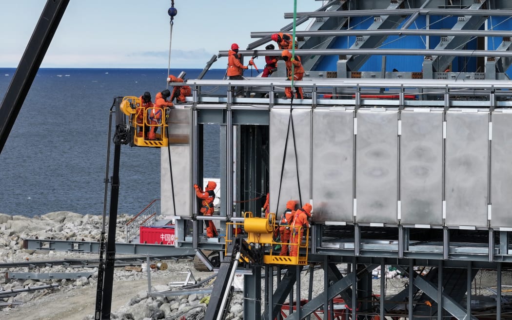 Członkowie zespołu 40. Chińskiej Antarktycznej Ekspedycji Naukowej pracują na budowie chińskiej stacji Qinling na Antarktydzie, 9 stycznia 2024 r.