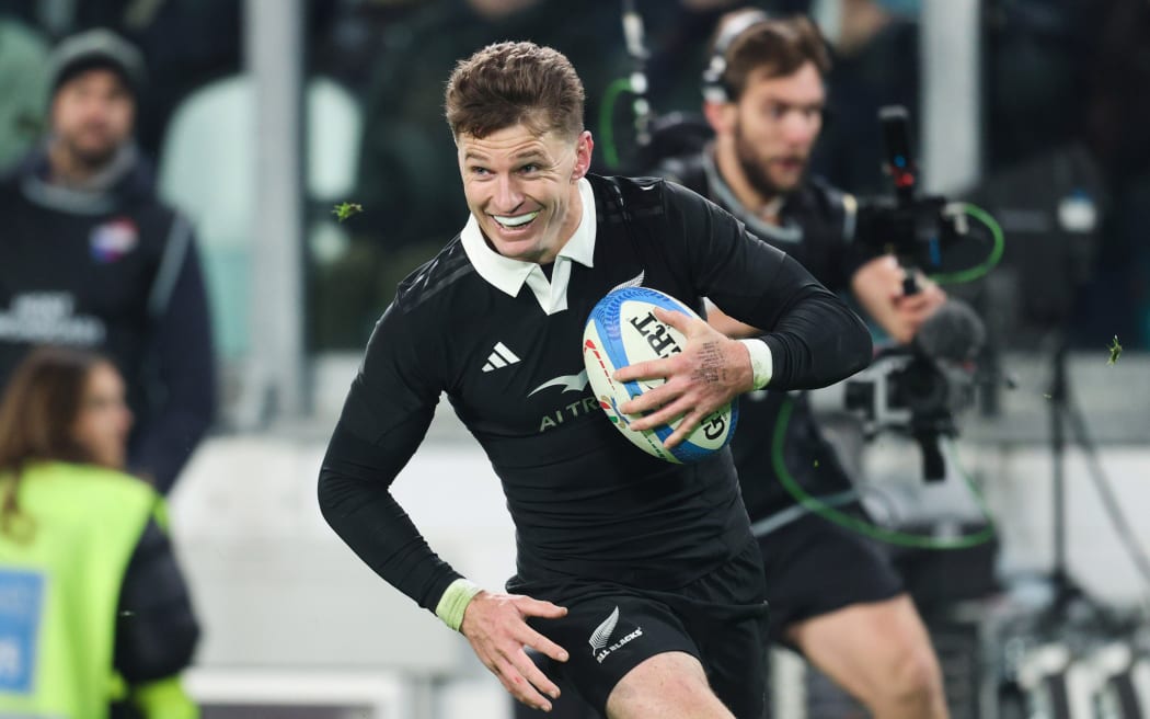 New Zealand's Beauden Barrett runs in to score his side's fourth try in the test against Italy, Nov 2024.