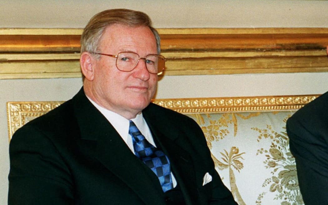 New Zealand Prime Minister Jim Bolger (L) talks with French President Jacques Chirac 28 Ocotber in the Elysee Palace. (Photo by JACK DABAGHIAN / POOL / AFP)