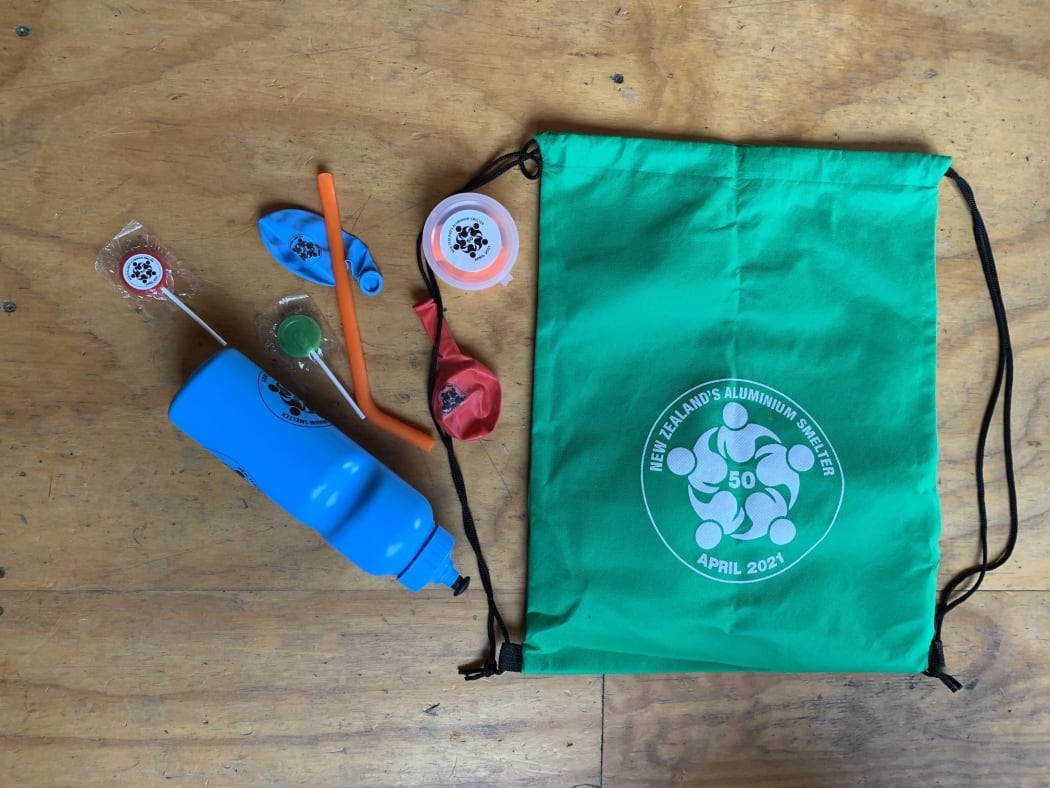 A plastic-heavy goodie bag given to Bluff School pupils has copped widespread criticism.