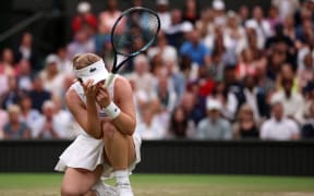 ulu Sun of New Zealand reacts after winning the ladies’ singles 4th round match against Emma Raducanu of United Kingdom on the day 7 of the Wimbledon tennis championships at All England Lawn Tennis and Croquet Club in London, United Kingdom on July 7, 2024. Lulu Sun won the match to advance to quarterfinals.( The Yomiuri Shimbun )
Takuya Matsumoto / Yomiuri / The Yomiuri Shimbun via AFP