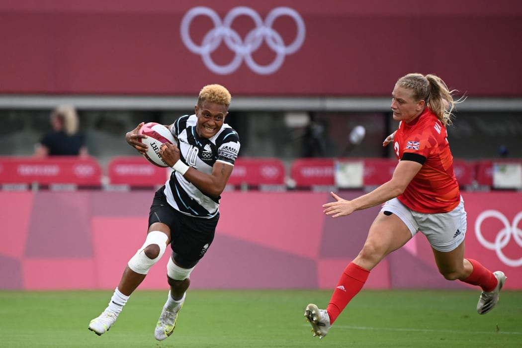Fiji's Aloesi Nakoci (L) runs past Britain's Alex Matthews to score a try in the women's bronze medal rugby sevens match.