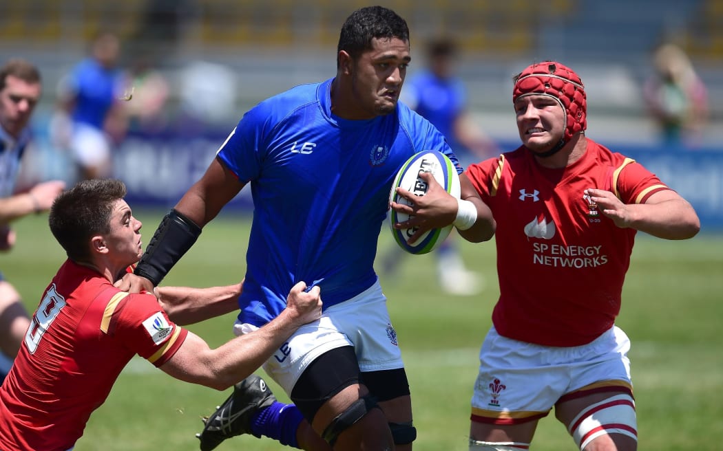 Samoa number eight Sione Tuipolotu is surrounded by Welsh defenders.