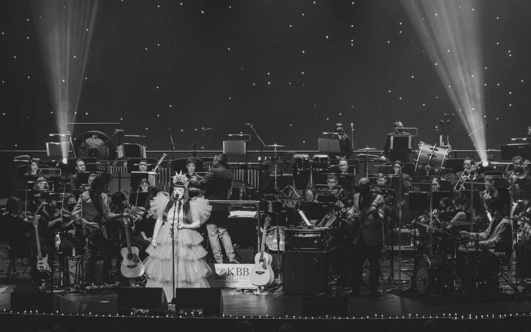 Tami Neilson on stage with guitar and crown!