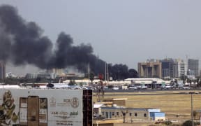 Heavy smoke billows above buildings in the vicinity of the Khartoum's airport on April 15, 2023, amid clashes in the Sudanese capital. - Explosions rocked the Sudanese capital on April 15 as paramilitaries and the regular army traded attacks on each other's bases, days after the army warned the country was at a "dangerous" turning point. (Photo by AFP)