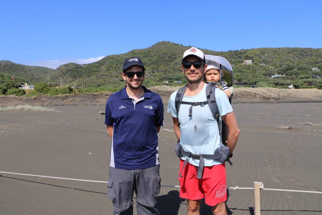 Ben Paris from Auckland Council and Jordi Tablada, dotterel minder.
