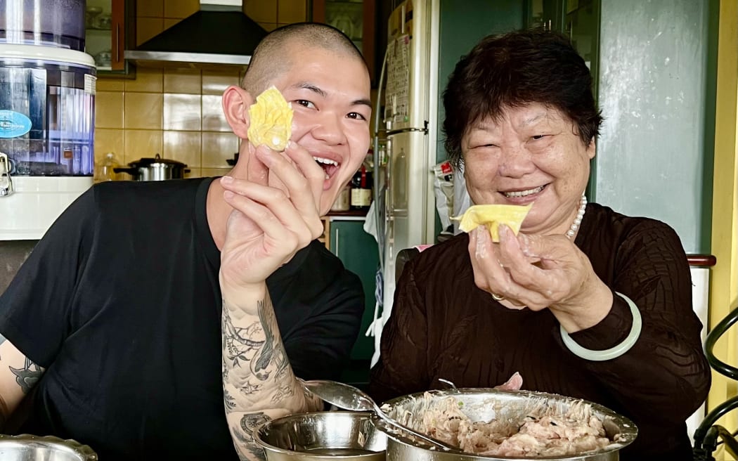 New Zealand chef Sam Low making wonton with his mum to stock up for Lunar New Year